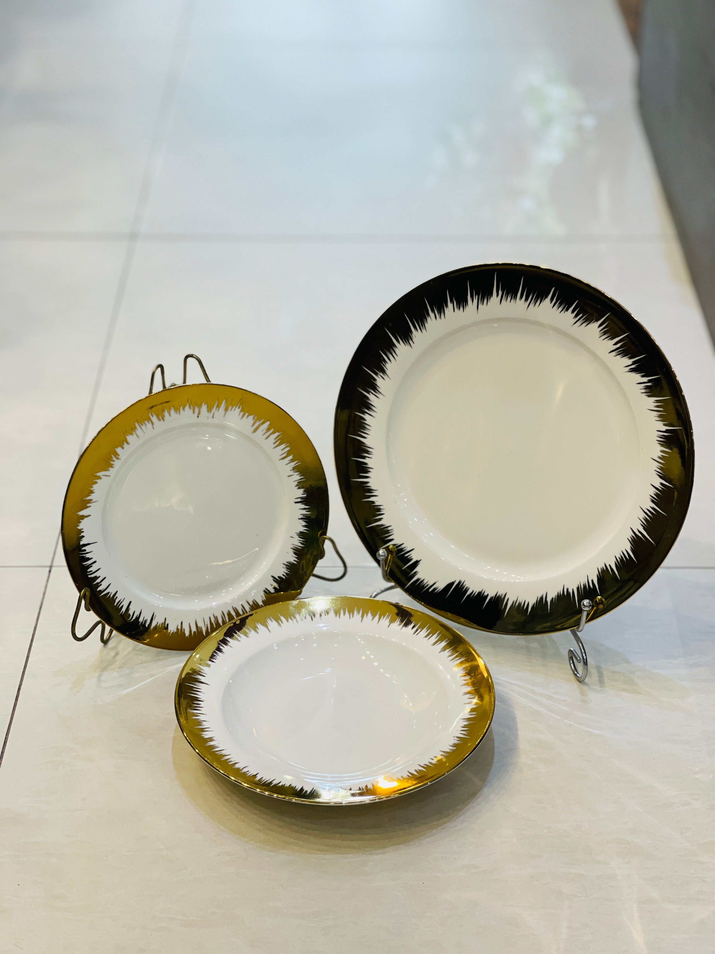 Plate Set Golden Border